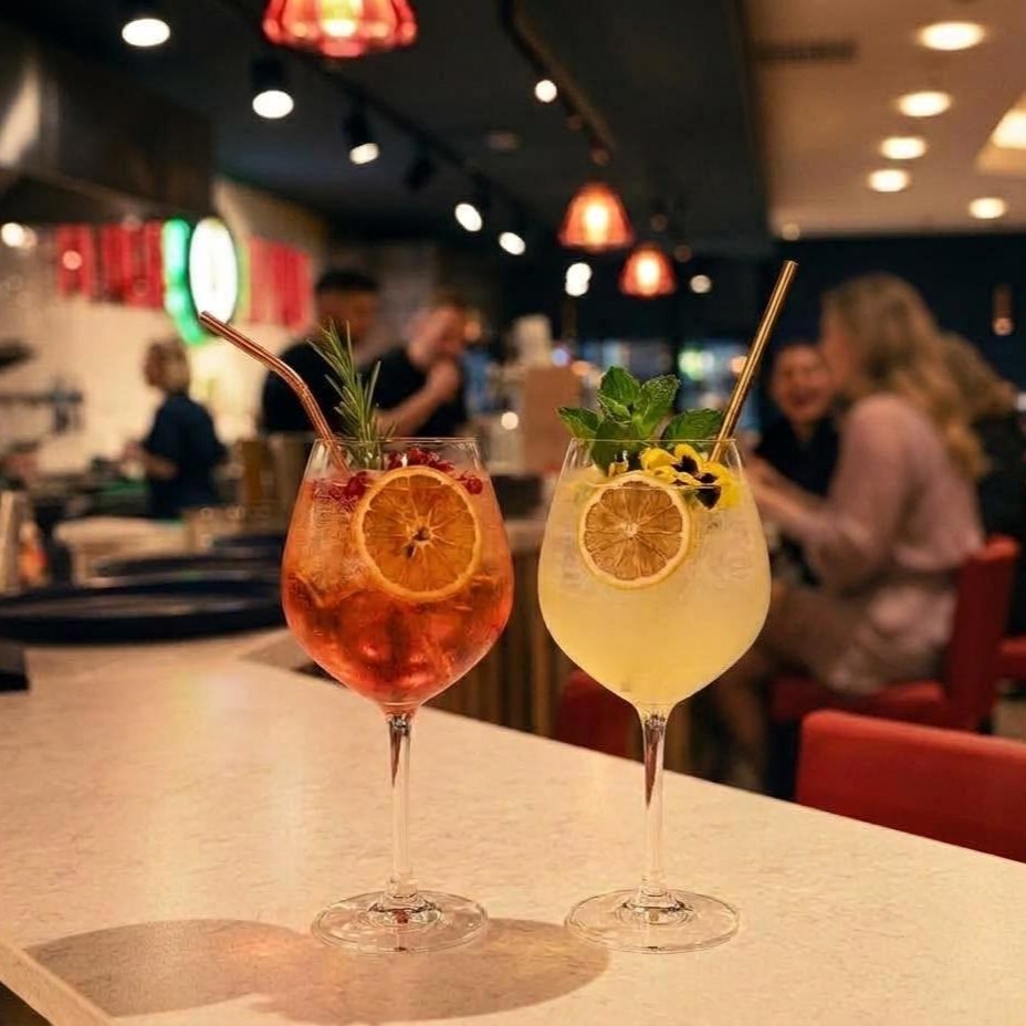 Aperitivo an der Ovest Bar im KaDeWe Berlin – Spritz mit Orange und Limoncello-Spritz auf dem Bartresen