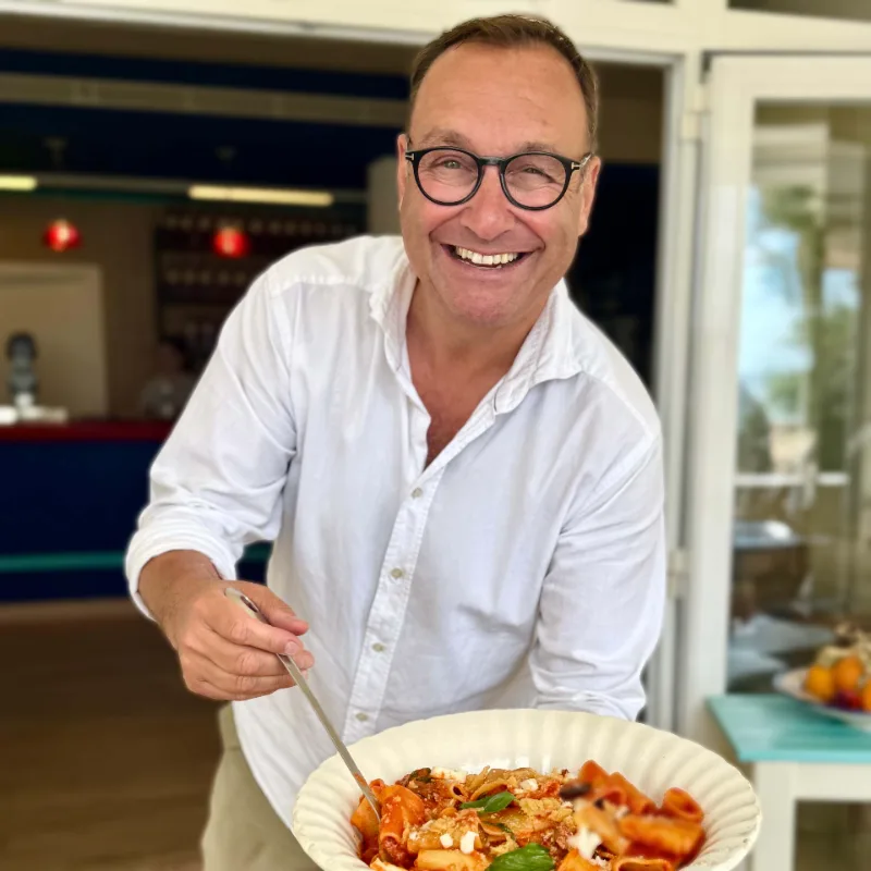 Gastgeber Maurizio von OVEST Berlin serviert hausgemachte Rigatoni – italienische Gastfreundschaft im KaDeWe