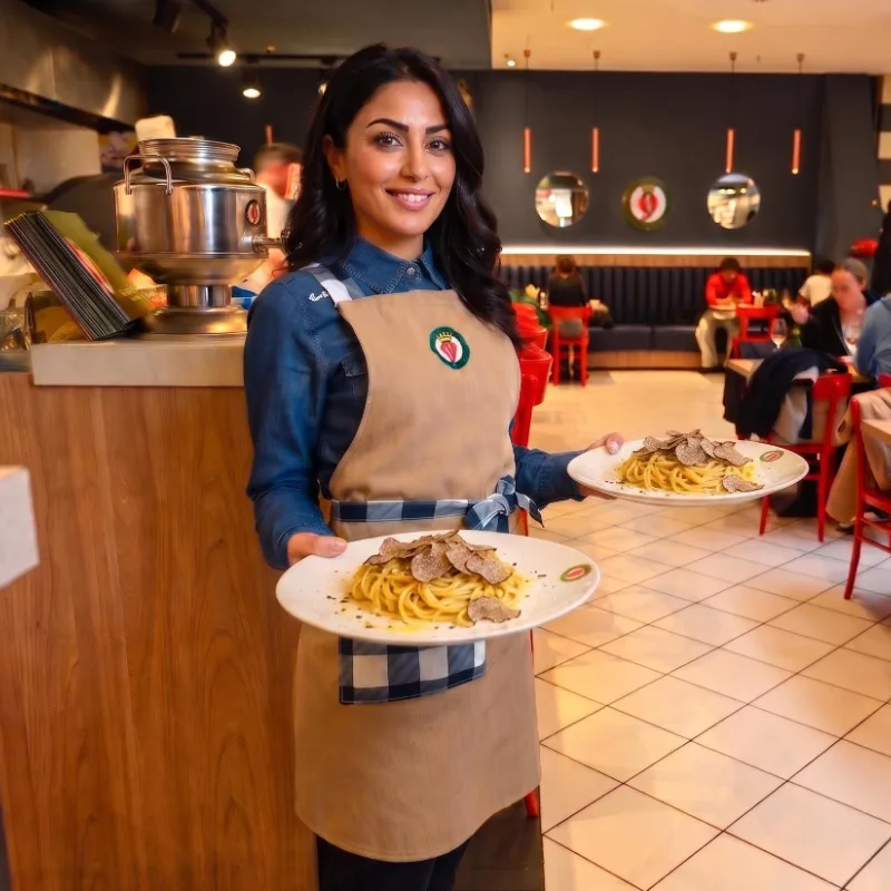 Service bei OVEST Berlin – Kellnerin serviert frische Tagliolini mit Trüffel im italienischen Restaurant im KaDeWe