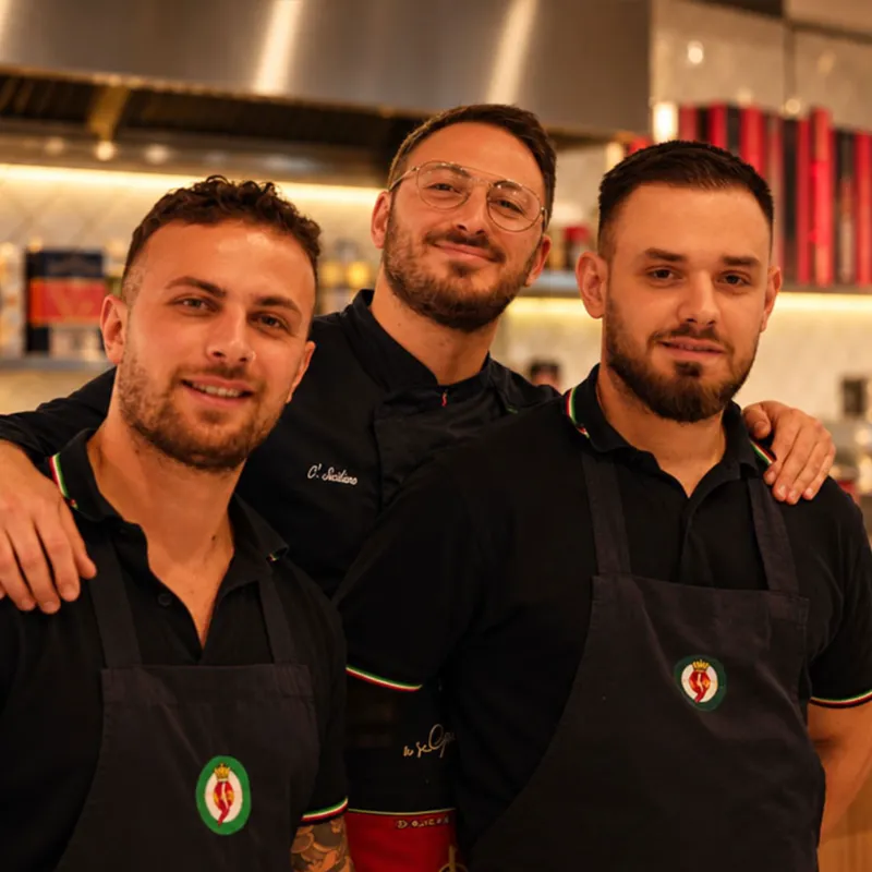 Das Team von OVEST Berlin – Köche und Pizzaioli in der offenen Küche im KaDeWe