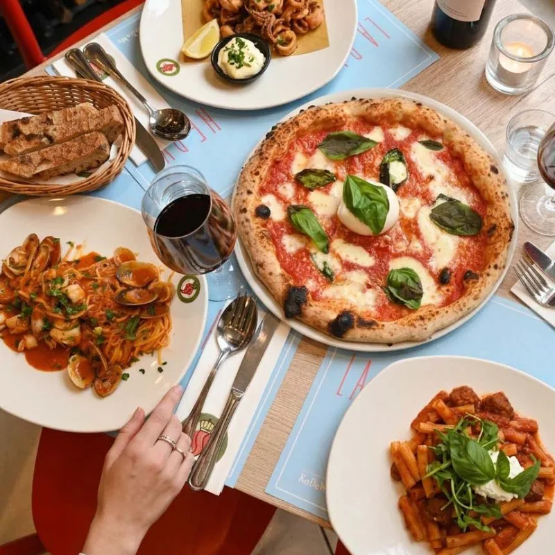 Gedeckter Tisch bei OVEST Berlin – Pizza Margherita, Spaghetti Vongole und Antipasti im KaDeWe